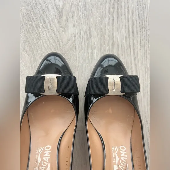 Salvatore Ferragamo Carla Bow Patent Leather Pumps sz 8