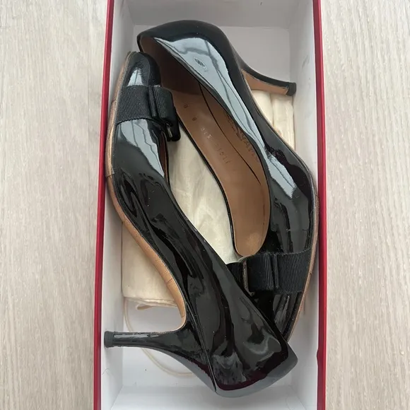 Salvatore Ferragamo Carla Bow Patent Leather Pumps sz 8
