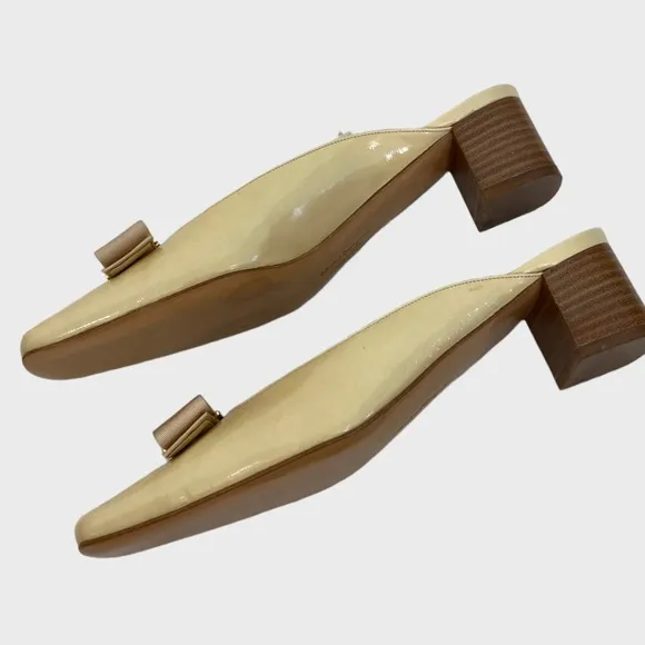 Salvatore Ferragamo Cream Patent Leather Bow Detail Slip On Heeled Mules Size 7