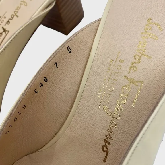 Salvatore Ferragamo Cream Patent Leather Bow Detail Slip On Heeled Mules Size 7
