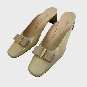 Salvatore Ferragamo Cream Patent Leather Bow Detail Slip On Heeled Mules Size 7