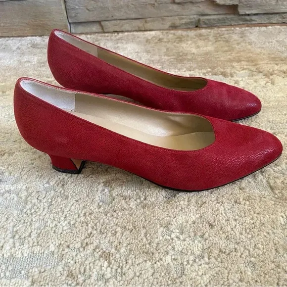 Salvatore Ferragamo Vintage Holiday Red Embossed Leather Pumps Heels Slip On: 8B