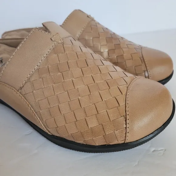 San Marcos Woven Slip on‎ leather Women's 6
