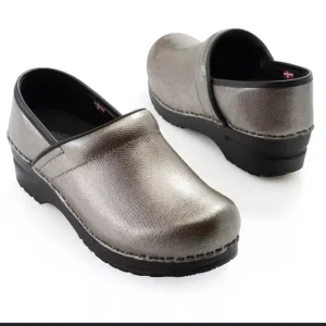 SANITA PEWTER-TONE CLOGS METALLIC EMBOSSED PATENT LEATHER  37(US WOMEN 6–6.5 )