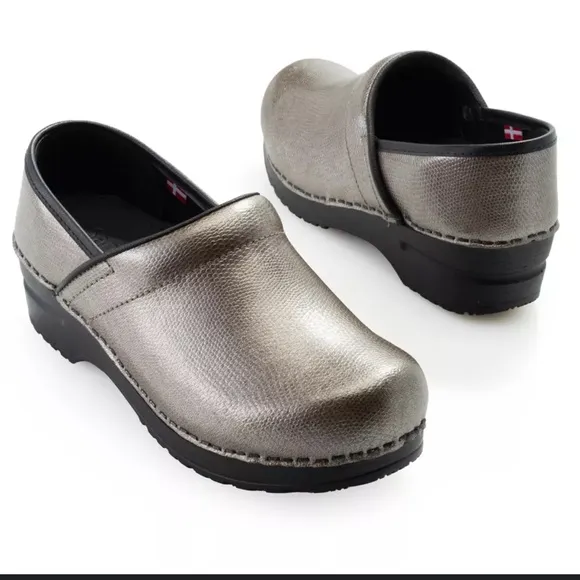 SANITA PEWTER-TONE CLOGS METALLIC EMBOSSED PATENT LEATHER  37(US WOMEN 6–6.5 )