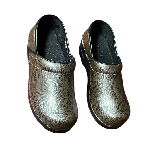 SANITA PEWTER-TONE CLOGS METALLIC EMBOSSED PATENT LEATHER  37(US WOMEN 6–6.5 )