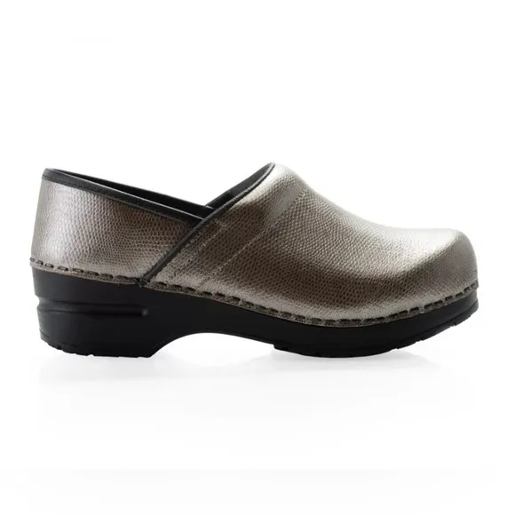 SANITA PEWTER-TONE CLOGS METALLIC EMBOSSED PATENT LEATHER  37(US WOMEN 6–6.5 )