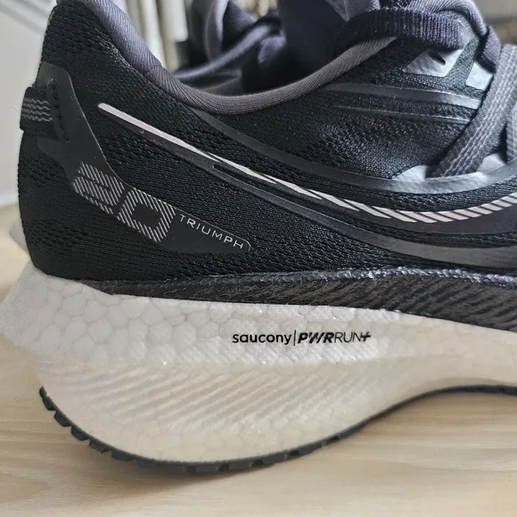 Saucony Men's Triumph 20 Running Shoe, Black/White, 8.5