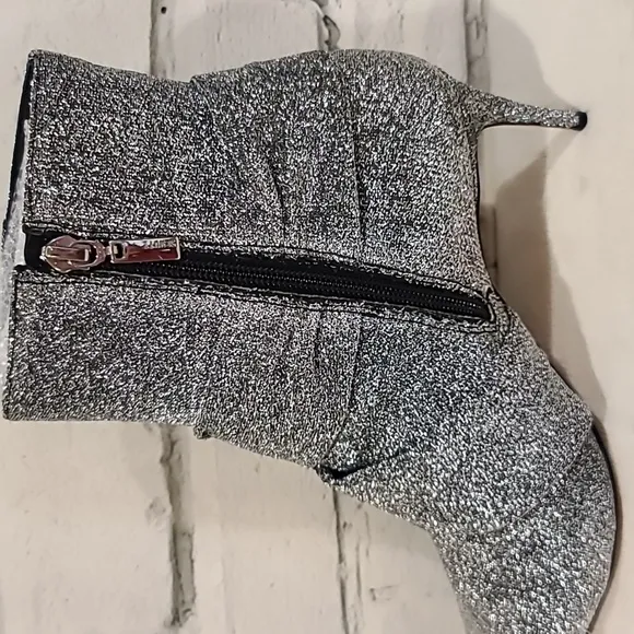 SCHUTZ Adryen Glitter Ankle Point Toe Side Zip Booties in Prata Silver - NWT/NIB