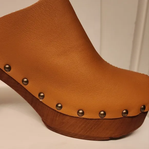 Seychelles Go All Out Heeled Leather Clogs size 8