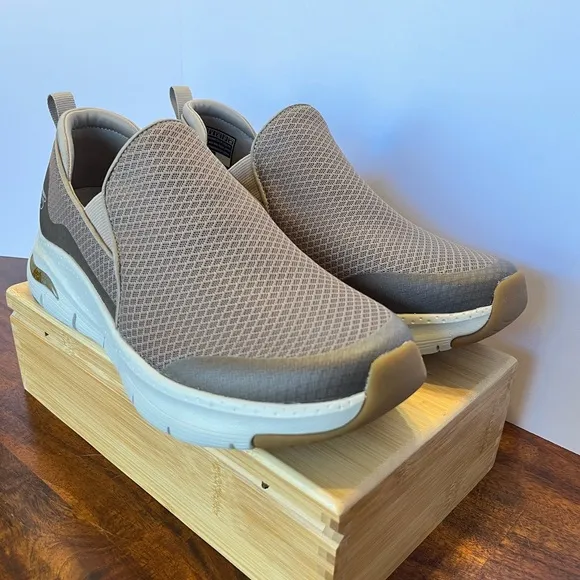 Skechers Arch Fit Banlin Slip On Casual Comfort Walking Shoe Taupe Sz 9 (EU 42)