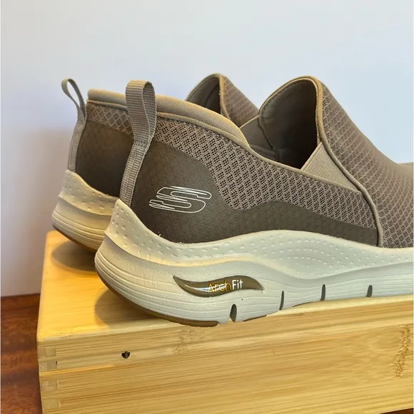 Skechers Arch Fit Banlin Slip On Casual Comfort Walking Shoe Taupe Sz 9 (EU 42)