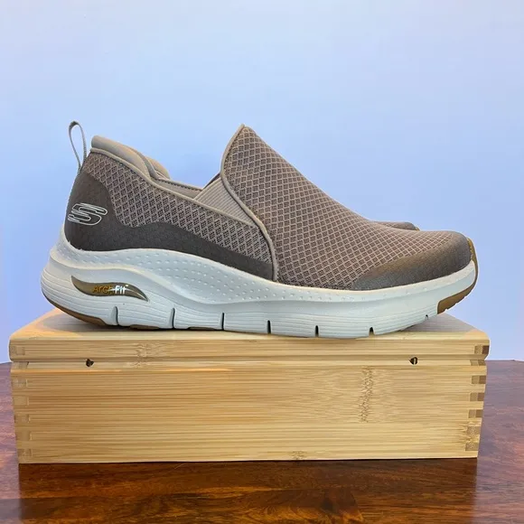 Skechers Arch Fit Banlin Slip On Casual Comfort Walking Shoe Taupe Sz 9 (EU 42)