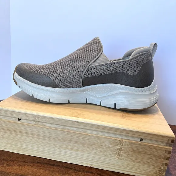 Skechers Arch Fit Banlin Slip On Casual Comfort Walking Shoe Taupe Sz 9 (EU 42)