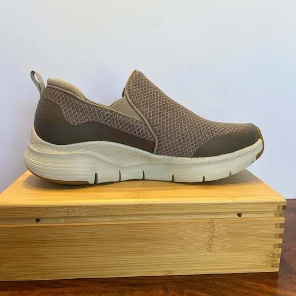 Skechers Arch Fit Banlin Slip On Casual Comfort Walking Shoe Taupe Sz 9 (EU 42)