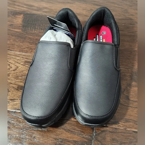 Skechers, Men's Groton Slip Resistant Work Shoe. Men's size 9 Wide fit.