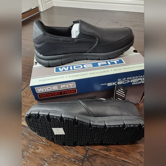 Skechers, Men's Groton Slip Resistant Work Shoe. Men's size 9 Wide fit.
