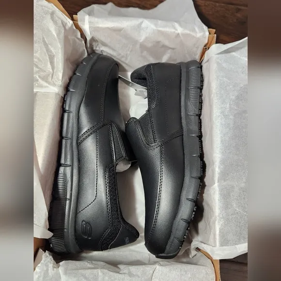 Skechers, Men's Groton Slip Resistant Work Shoe. Men's size 9 Wide fit.