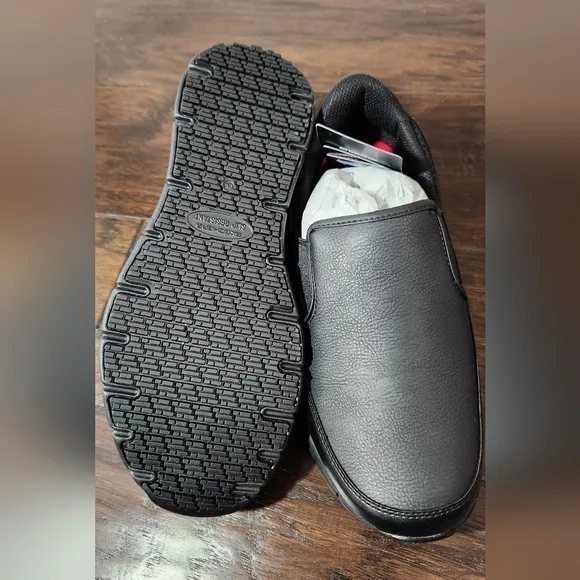 Skechers, Men's Groton Slip Resistant Work Shoe. Men's size 9 Wide fit.