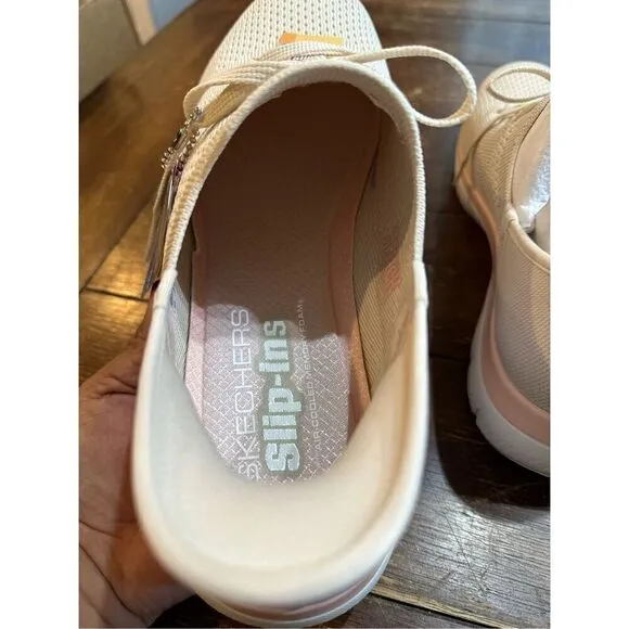 Skechers Women's Summit New Daily Hands Free Slip-ins Sneaker