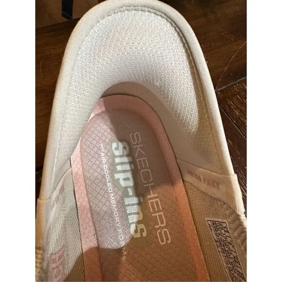 Skechers Women's Summit New Daily Hands Free Slip-ins Sneaker