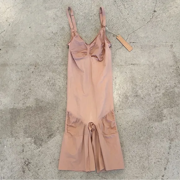 SKIMS NWT Everyday Sculpt Mid Thigh Bodysuit in Sienna
