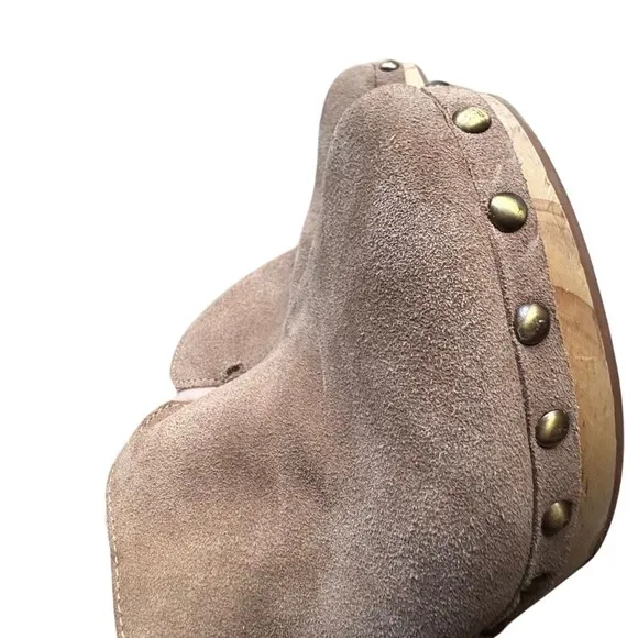 SOLE SOCIETY Tan Taupe Suede Leather Clogs, Studded Wooden‎ Mules Shoes SIZE 8.5