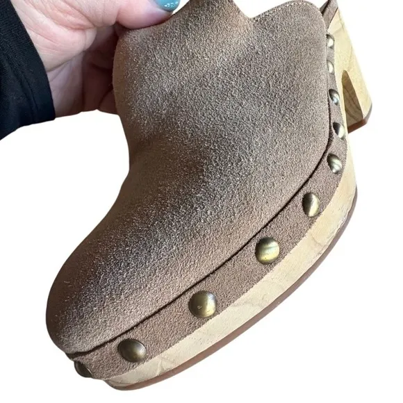 SOLE SOCIETY Tan Taupe Suede Leather Clogs, Studded Wooden‎ Mules Shoes SIZE 8.5