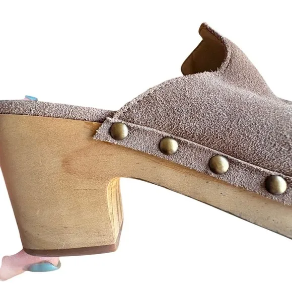 SOLE SOCIETY Tan Taupe Suede Leather Clogs, Studded Wooden‎ Mules Shoes SIZE 8.5