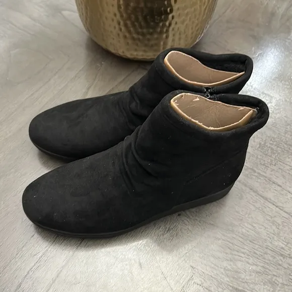 SOUL NATURALIZER Indie Womens Zipper Booties In Black (Wide)