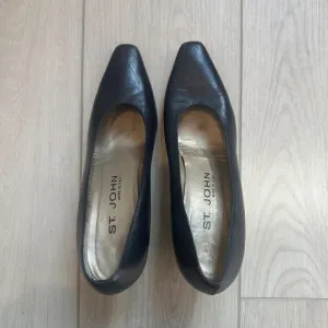 St. John vintage leather dark blue black pointed toe heels pumps US 7.5 AA