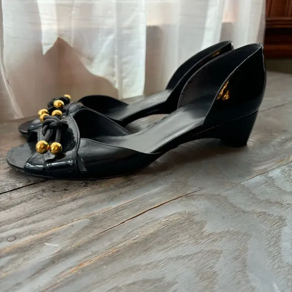 Stuart Weitzman black patent leather kitten heels | size 9