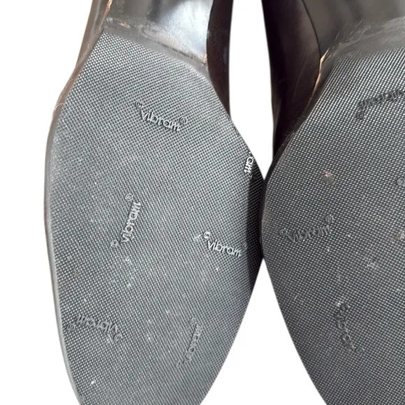 Stuart Weitzman Brown Leather Scalloped Kitten Heels with Vibram sole size 9N