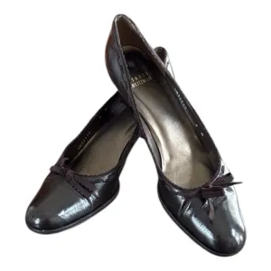 Stuart Weitzman Brown Leather Scalloped Kitten Heels with Vibram sole size 9N