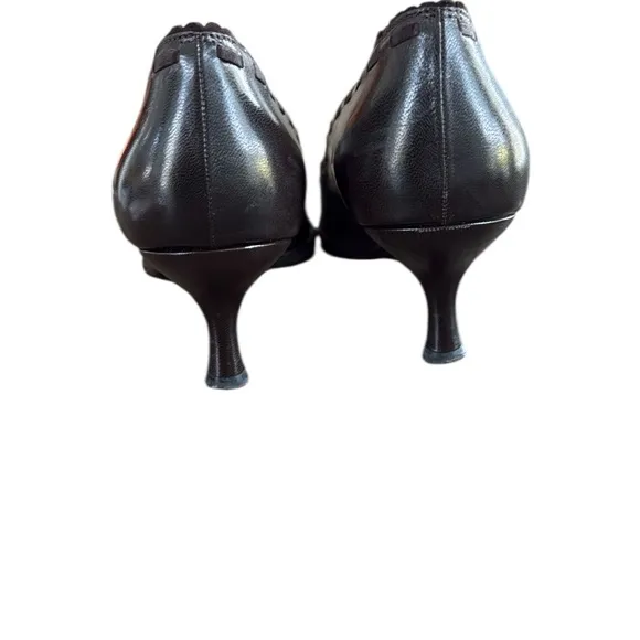 Stuart Weitzman Brown Leather Scalloped Kitten Heels with Vibram sole size 9N