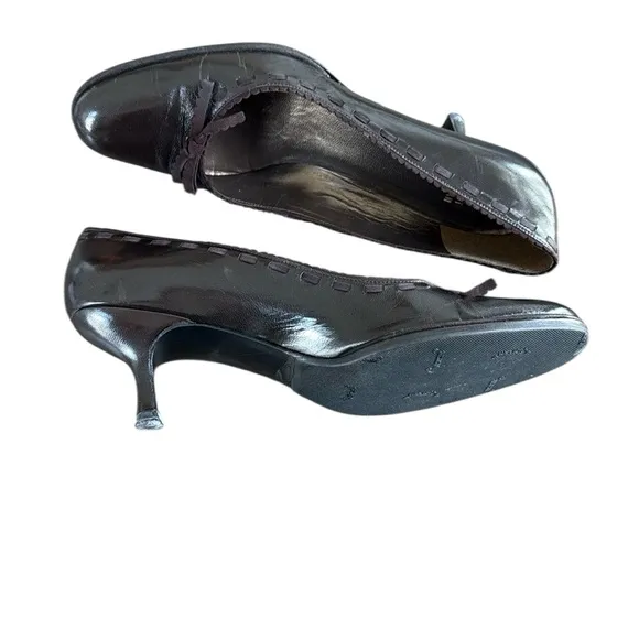 Stuart Weitzman Brown Leather Scalloped Kitten Heels with Vibram sole size 9N