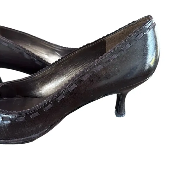Stuart Weitzman Brown Leather Scalloped Kitten Heels with Vibram sole size 9N