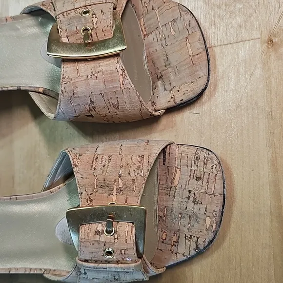 Stuart Weitzman Cork Gold Kitten Heels | Size 7