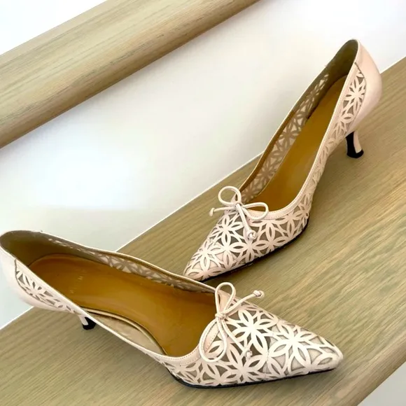 Stuart Weitzman kitten heels with bow sz 9