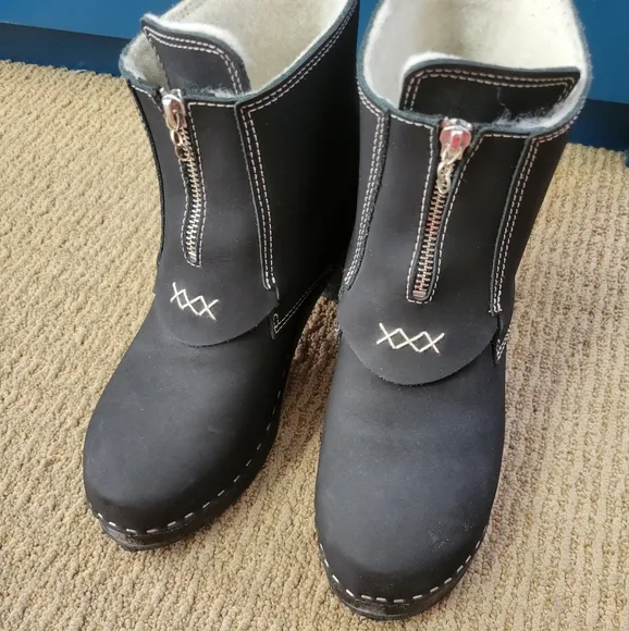 Stylish Black Ankle Boots with White Stitching