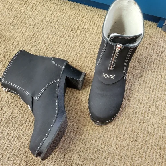 Stylish Black Ankle Boots with White Stitching
