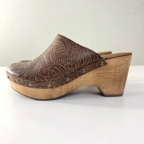 Sundance Cordani Five Worlds Zorba Tooled Brown Leather Studded Wooden Clogs 10