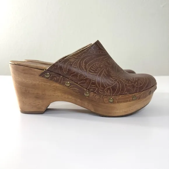 Sundance Cordani Five Worlds Zorba Tooled Brown Leather Studded Wooden Clogs 10