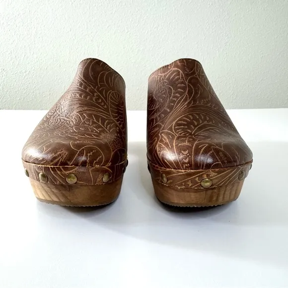 Sundance Cordani Five Worlds Zorba Tooled Brown Leather Studded Wooden Clogs 10