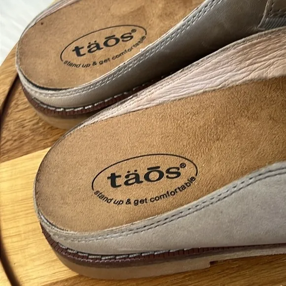 TAOS Footwear Taupe Snakeskin Royal Slider Mule New Size  8
