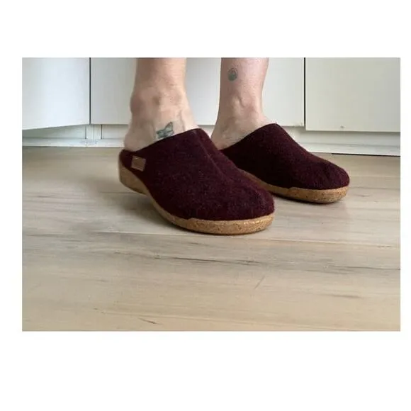 Taos Woolery Clog in Deep Red  Size EU 39/8-8.5 Comfort Arch Support Casual