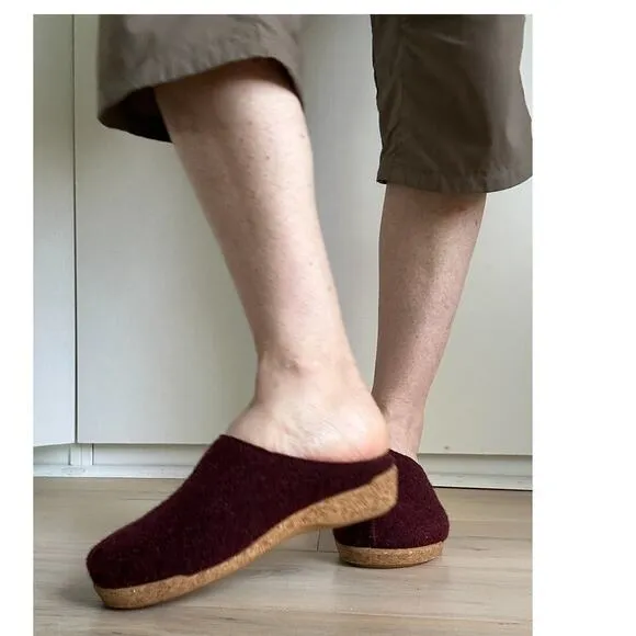 Taos Woolery Clog in Deep Red  Size EU 39/8-8.5 Comfort Arch Support Casual