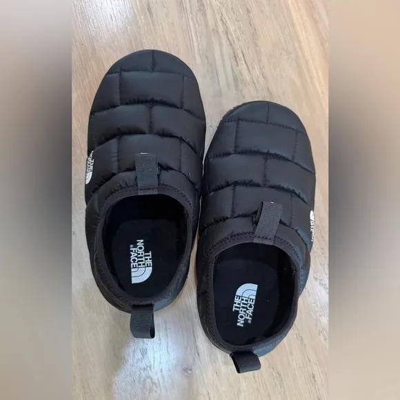 The North Face Youth THERMOBALL™ Traction Mules II slippers black size 4