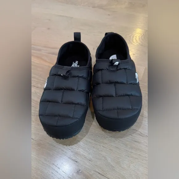 The North Face Youth THERMOBALL™ Traction Mules II slippers black size 4