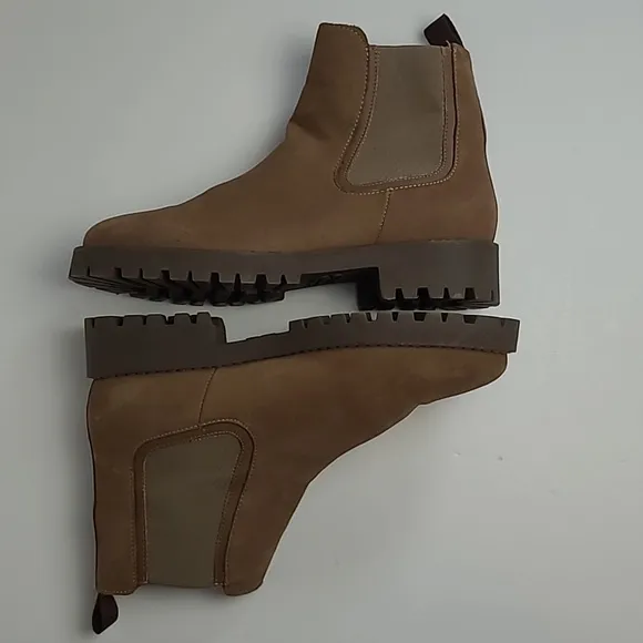 THURSDAY EVERYDAY BOOT COMPANY THE LEGEND IN COLOR SAFARI LUG CHELSEA BOOT 8 US